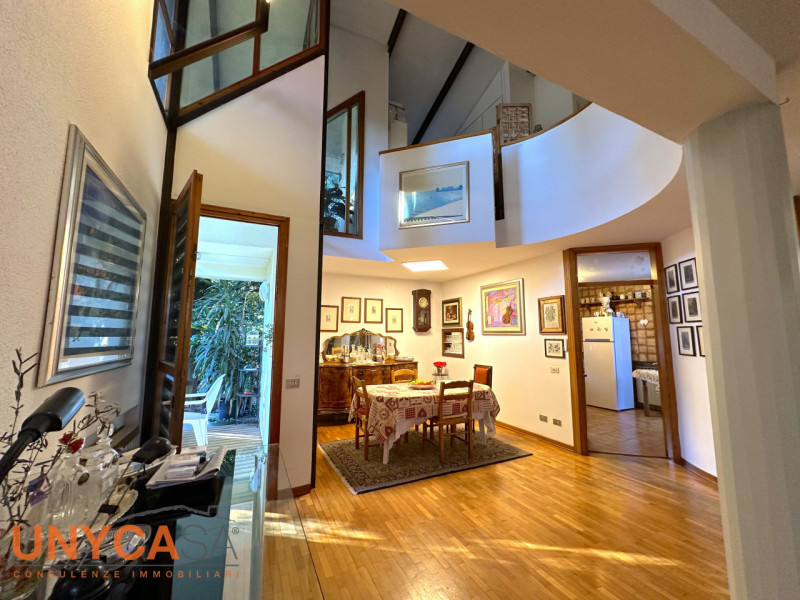 Nel cuore della zona di Monterosso, nel comune di Teolo, proponiamo in vendita un'esclusiva casa ...