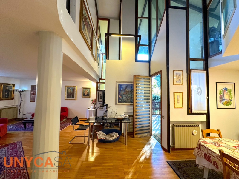 Nel cuore della zona di Monterosso, nel comune di Teolo, proponiamo in vendita un'esclusiva casa ...