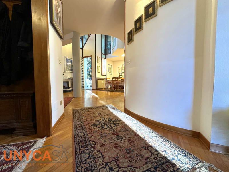 Nel cuore della zona di Monterosso, nel comune di Teolo, proponiamo in vendita un'esclusiva casa ...