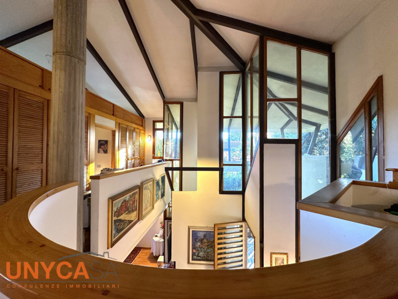 Nel cuore della zona di Monterosso, nel comune di Teolo, proponiamo in vendita un'esclusiva casa ...