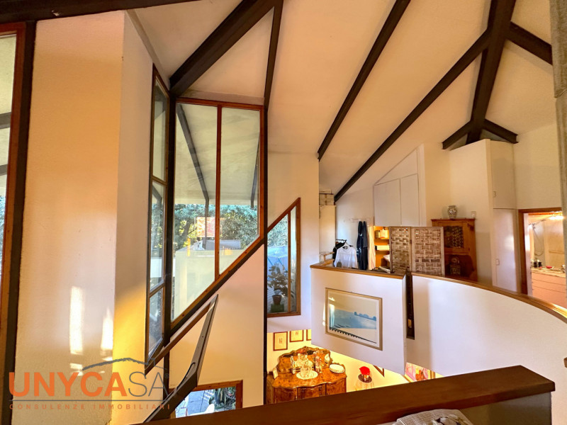 Nel cuore della zona di Monterosso, nel comune di Teolo, proponiamo in vendita un'esclusiva casa ...