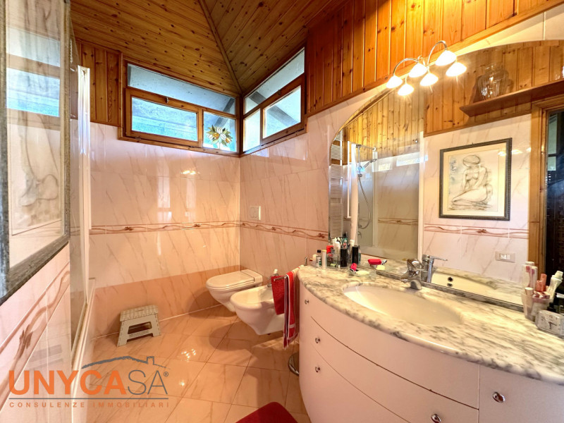 Nel cuore della zona di Monterosso, nel comune di Teolo, proponiamo in vendita un'esclusiva casa ...