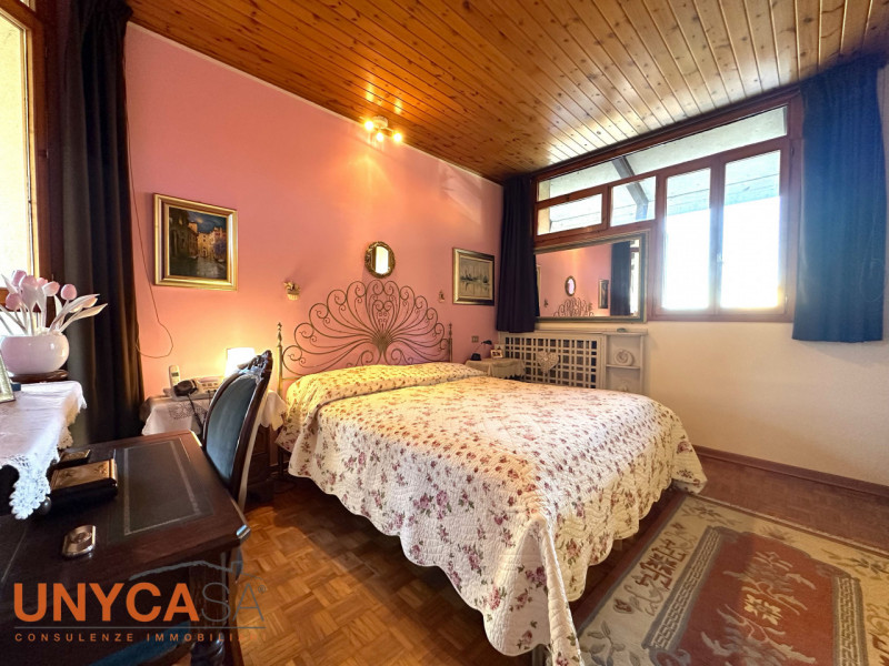 Nel cuore della zona di Monterosso, nel comune di Teolo, proponiamo in vendita un'esclusiva casa ...