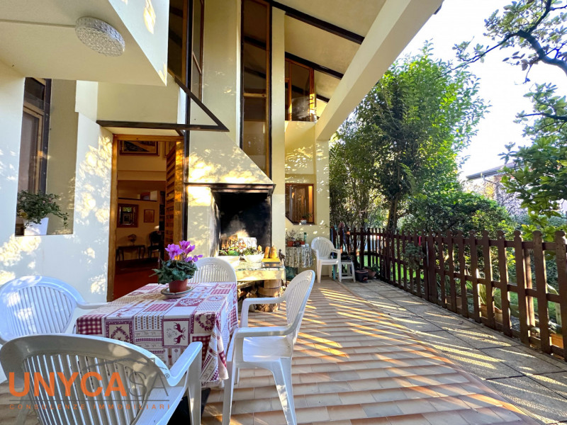 Nel cuore della zona di Monterosso, nel comune di Teolo, proponiamo in vendita un'esclusiva casa ...