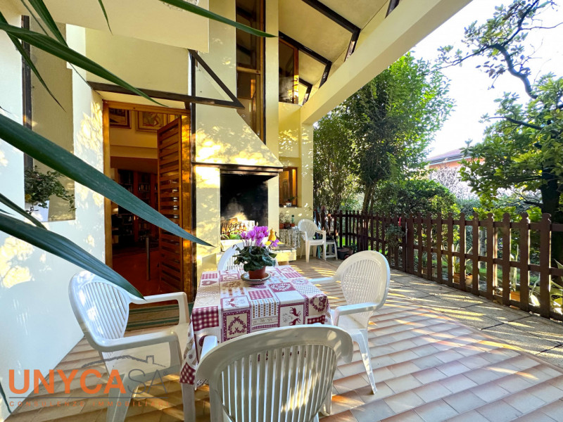 Nel cuore della zona di Monterosso, nel comune di Teolo, proponiamo in vendita un'esclusiva casa ...