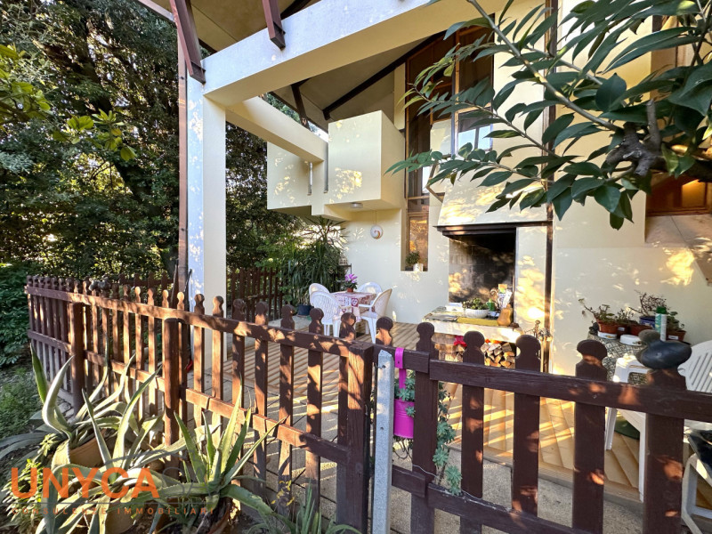 Nel cuore della zona di Monterosso, nel comune di Teolo, proponiamo in vendita un'esclusiva casa ...