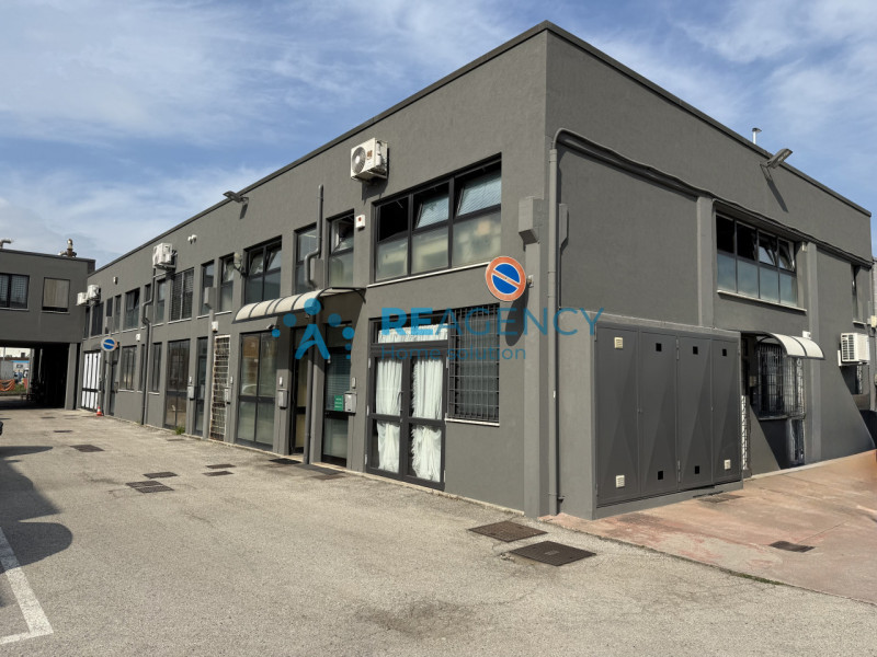 Proponiamo in vendita laboratorio artigianale ideale per orafi e professionisti del settore, situ...