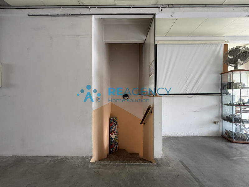 Proponiamo in vendita laboratorio artigianale ideale per orafi e professionisti del settore, situ...