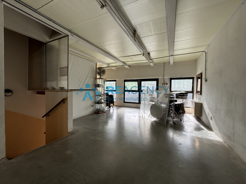 Proponiamo in vendita laboratorio artigianale ideale per orafi e professionisti del settore, situ...