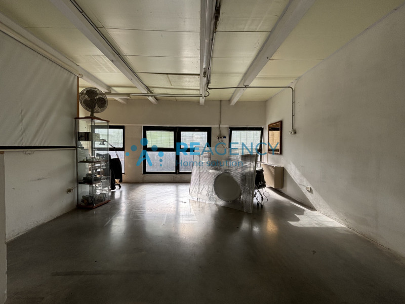 Proponiamo in vendita laboratorio artigianale ideale per orafi e professionisti del settore, situ...