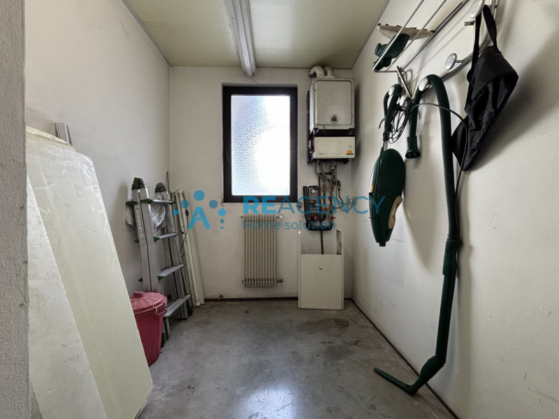 Proponiamo in vendita laboratorio artigianale ideale per orafi e professionisti del settore, situ...