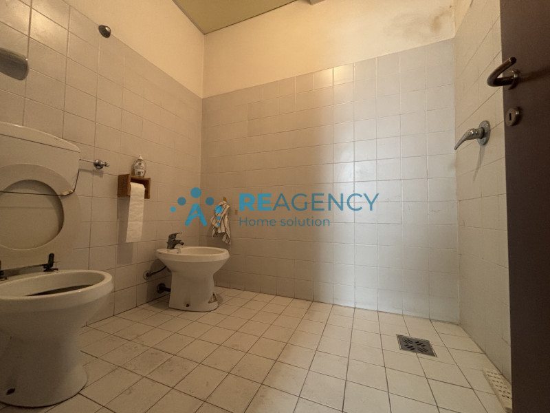 Proponiamo in vendita laboratorio artigianale ideale per orafi e professionisti del settore, situ...