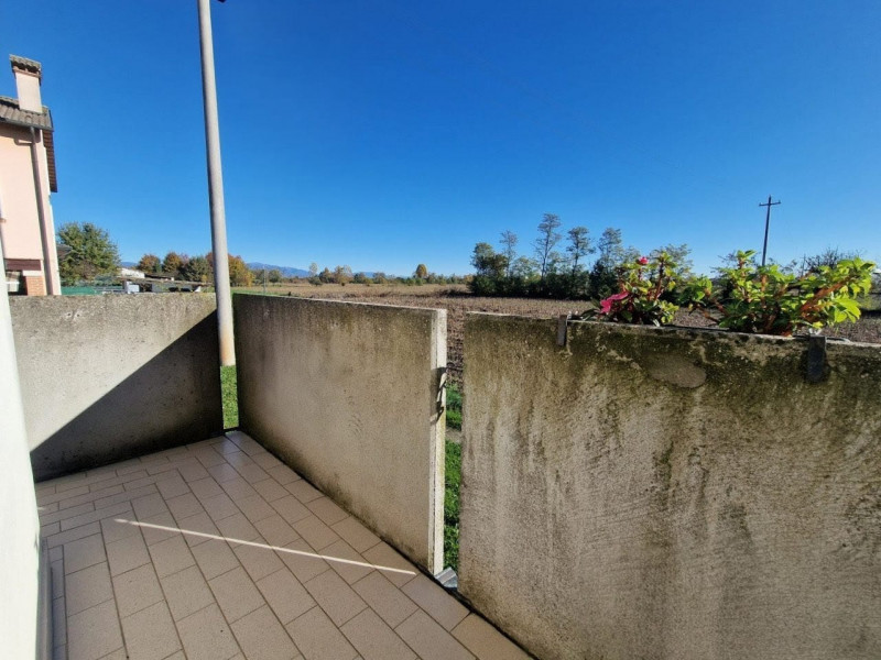 UBICAZIONE E CONTESTO
Nella tranquilla frazione di Valproto, nel comune di Quinto Vicentino, prop...