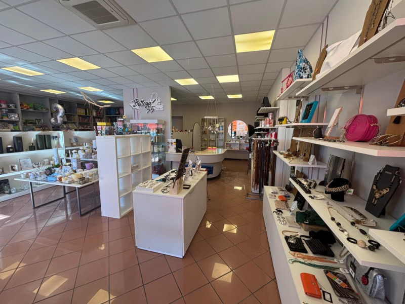 Proponiamo in vendita importante e conosciuta cartoleria situata nel pieno centro di Vò, in posiz...