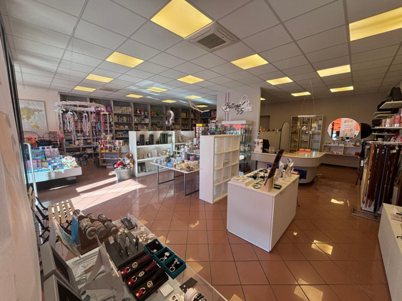 Proponiamo in vendita importante e conosciuta cartoleria situata nel pieno centro di Vò, in posiz...