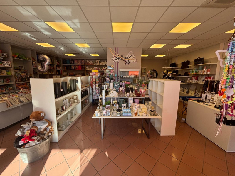 Proponiamo in vendita importante e conosciuta cartoleria situata nel pieno centro di Vò, in posiz...