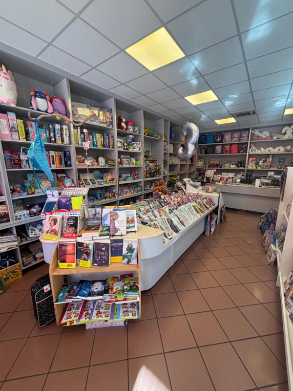 Proponiamo in vendita importante e conosciuta cartoleria situata nel pieno centro di Vò, in posiz...