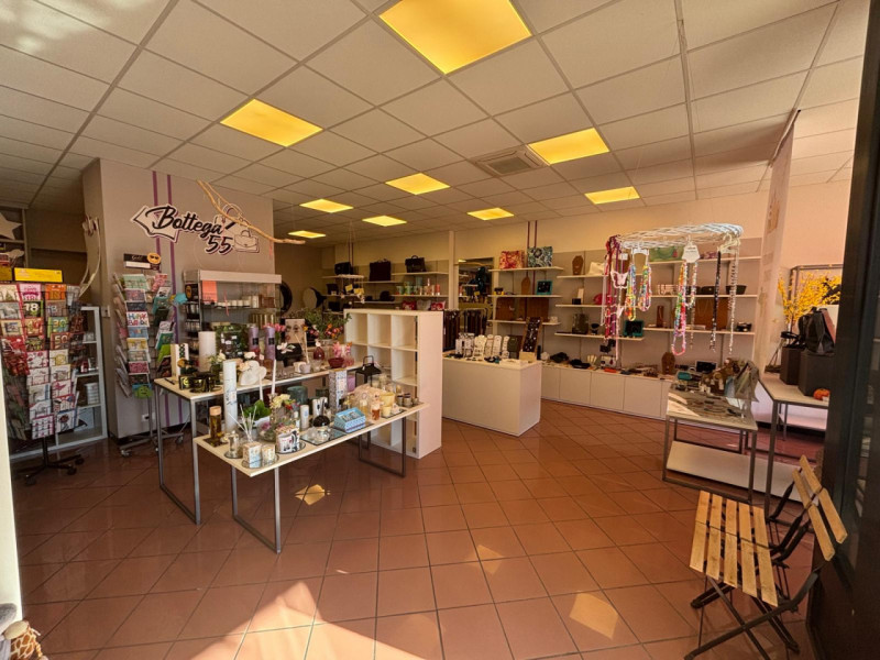 Proponiamo in vendita importante e conosciuta cartoleria situata nel pieno centro di Vò, in posiz...