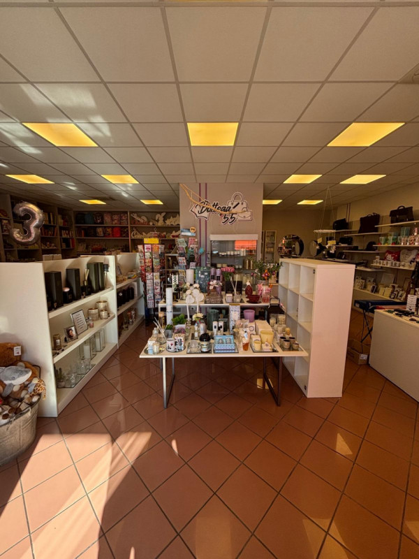 Proponiamo in vendita importante e conosciuta cartoleria situata nel pieno centro di Vò, in posiz...