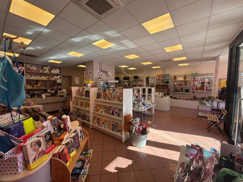 Proponiamo in vendita importante e conosciuta cartoleria situata nel pieno centro di Vò, in posiz...