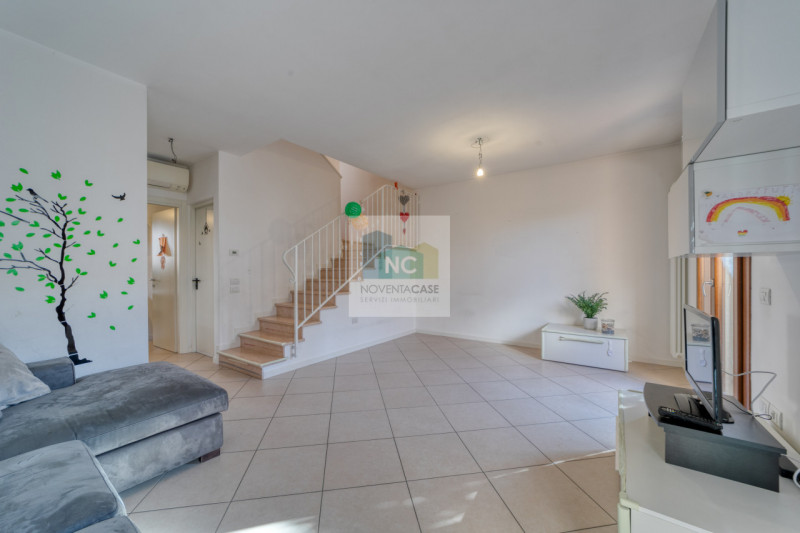 Nel cuore di Tombelle, frazione di Saonara, proponiamo in vendita una splendida porzione di ville...