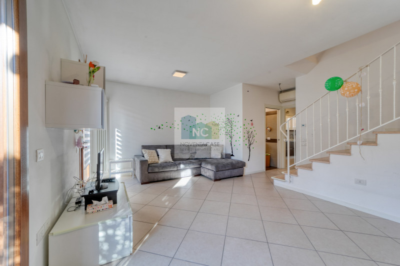 Nel cuore di Tombelle, frazione di Saonara, proponiamo in vendita una splendida porzione di ville...