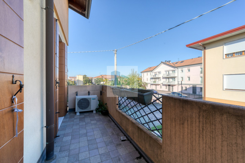 Nel cuore di Tombelle, frazione di Saonara, proponiamo in vendita una splendida porzione di ville...