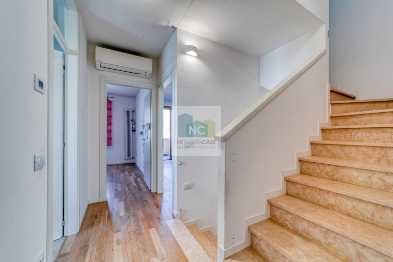 Nel cuore di Tombelle, frazione di Saonara, proponiamo in vendita una splendida porzione di ville...