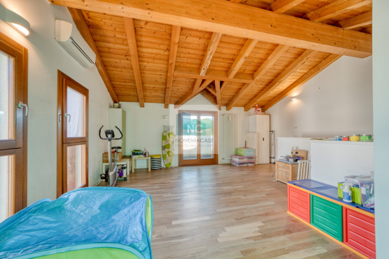 Nel cuore di Tombelle, frazione di Saonara, proponiamo in vendita una splendida porzione di ville...