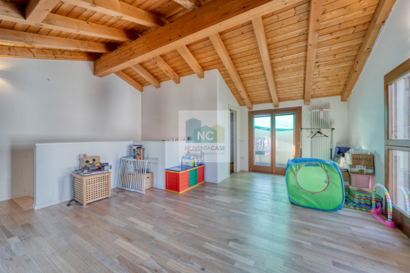 Nel cuore di Tombelle, frazione di Saonara, proponiamo in vendita una splendida porzione di ville...