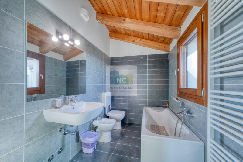 Nel cuore di Tombelle, frazione di Saonara, proponiamo in vendita una splendida porzione di ville...