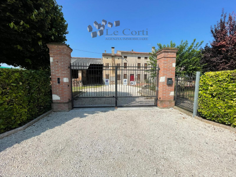 Proponiamo in vendita a San Sebastiano di Cologna Veneta un affascinante rustico del XIX secolo, ...