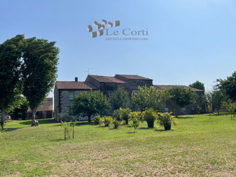 Proponiamo in vendita a San Sebastiano di Cologna Veneta un affascinante rustico del XIX secolo, ...