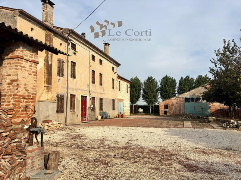 Proponiamo in vendita a San Sebastiano di Cologna Veneta un affascinante rustico del XIX secolo, ...