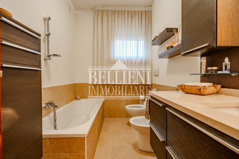 ANCONETTA - In posizione riservata, alla fine di una via chiusa e all’interno di un elegante cont...