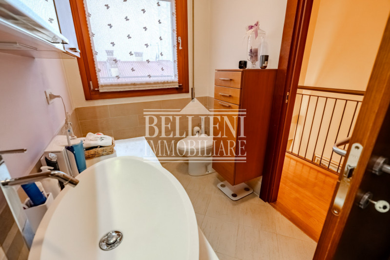 ANCONETTA - In posizione riservata, alla fine di una via chiusa e all’interno di un elegante cont...