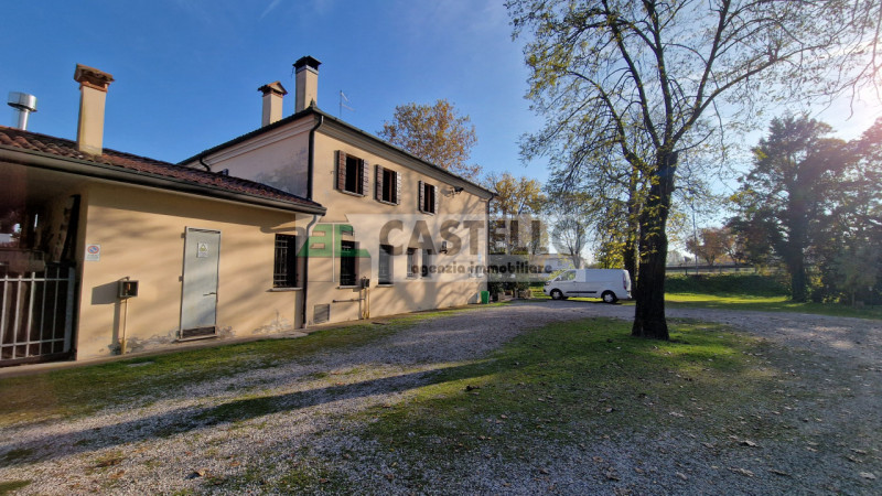 Creola di Saccolongo – Complesso residenziale e commerciale uso ristorante con terreno

In una po...