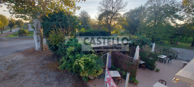 Creola di Saccolongo – Complesso residenziale e commerciale uso ristorante con terreno

In una po...