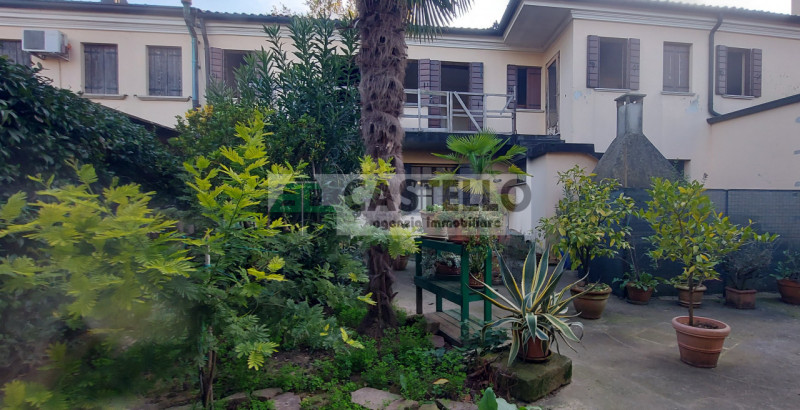 Creola di Saccolongo – Complesso residenziale e commerciale uso ristorante con terreno

In una po...