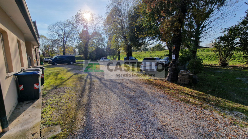 Creola di Saccolongo – Complesso residenziale e commerciale uso ristorante con terreno

In una po...