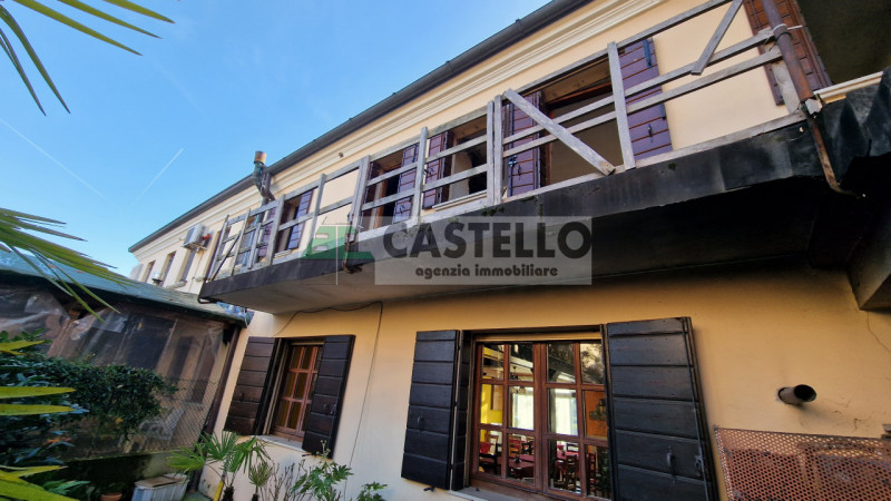 Creola di Saccolongo – Complesso residenziale e commerciale uso ristorante con terreno

In una po...