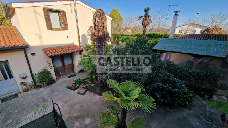 Creola di Saccolongo – Complesso residenziale e commerciale uso ristorante con terreno

In una po...