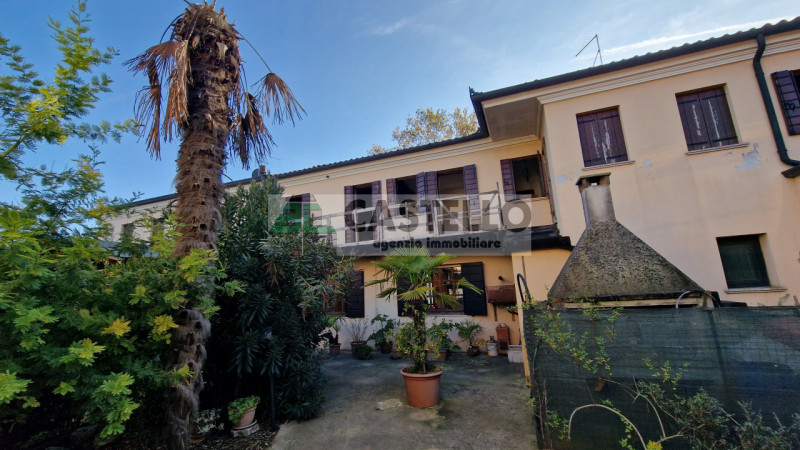 Creola di Saccolongo – Complesso residenziale e commerciale uso ristorante con terreno

In una po...