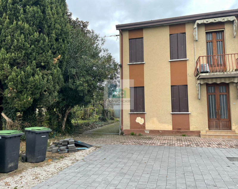 Situata nella tranquilla e ricercata zona di Noventana, questa porzione di bifamiliare rappresent...