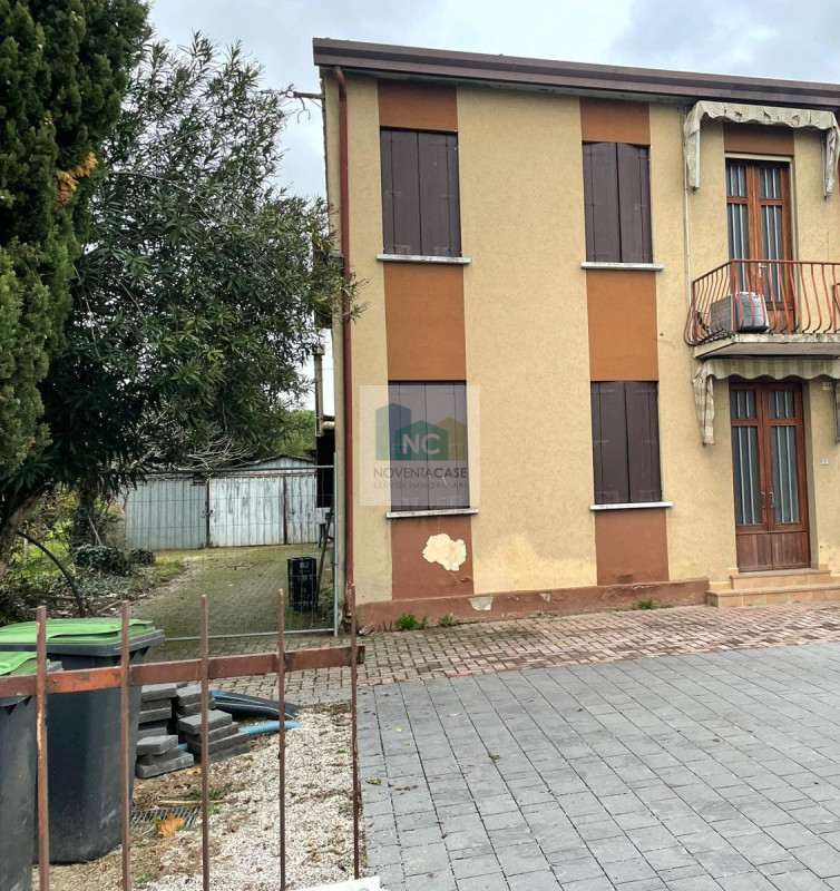 Situata nella tranquilla e ricercata zona di Noventana, questa porzione di bifamiliare rappresent...