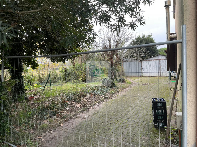 Situata nella tranquilla e ricercata zona di Noventana, questa porzione di bifamiliare rappresent...