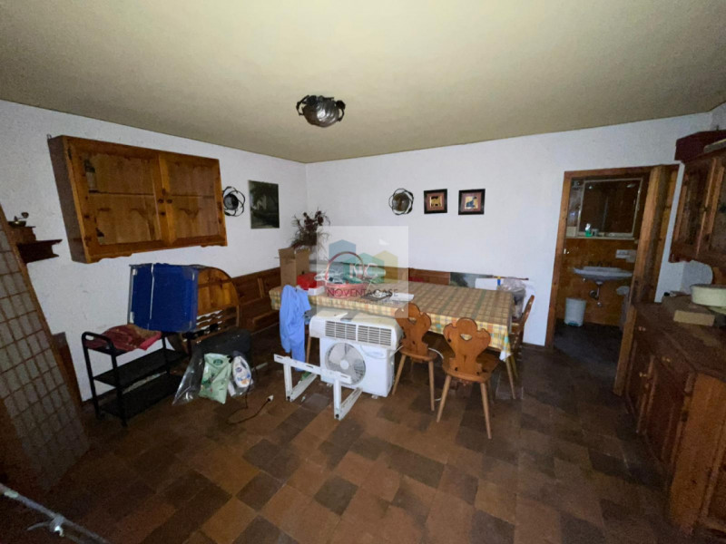 Situata nella tranquilla e ricercata zona di Noventana, questa porzione di bifamiliare rappresent...