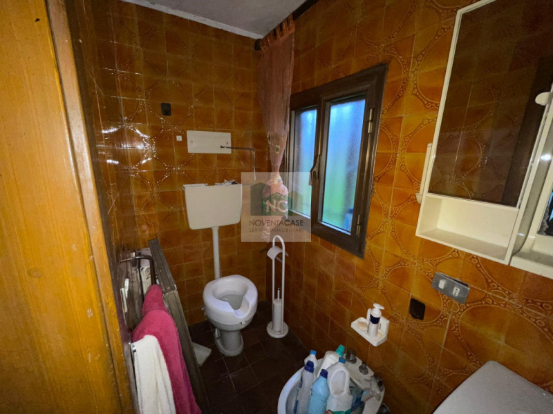 Situata nella tranquilla e ricercata zona di Noventana, questa porzione di bifamiliare rappresent...