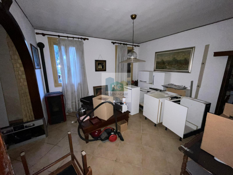 Situata nella tranquilla e ricercata zona di Noventana, questa porzione di bifamiliare rappresent...