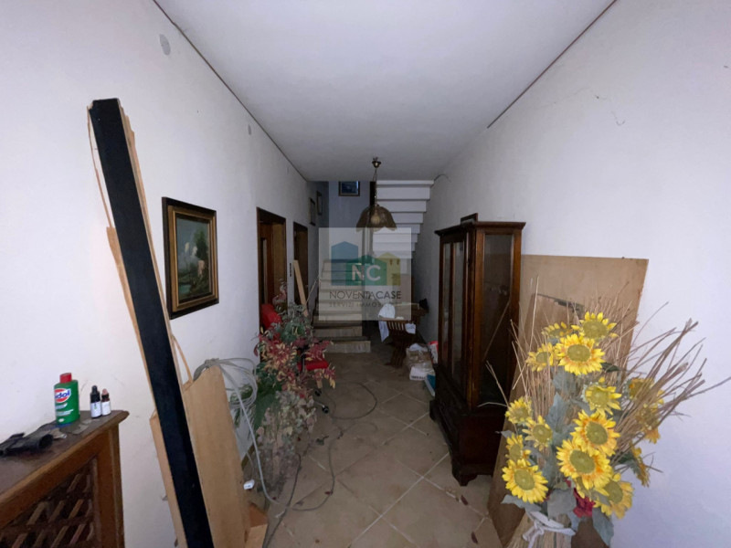 Situata nella tranquilla e ricercata zona di Noventana, questa porzione di bifamiliare rappresent...